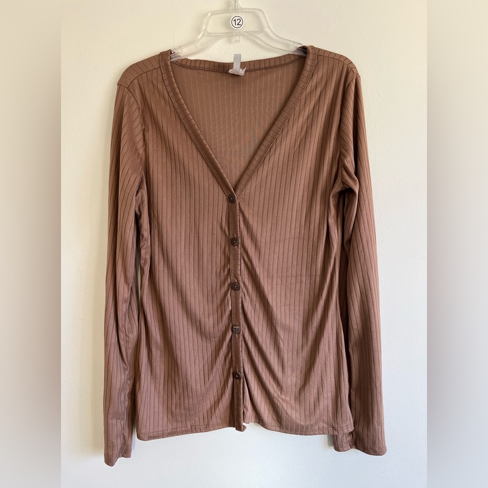 Acting Pro. Brown Button Down Top. Size XL.